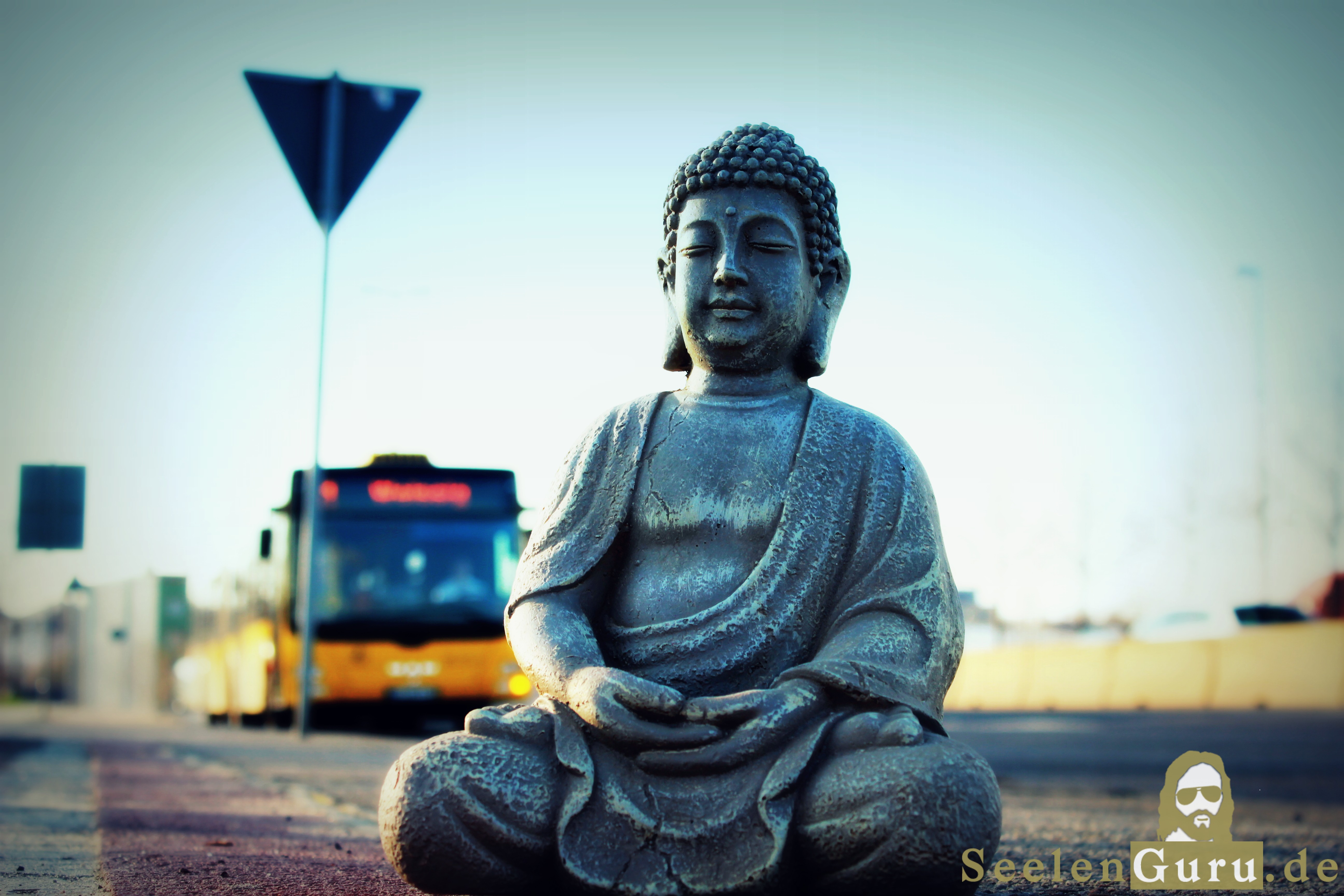 Buddha meditiert vor Bus auf Nossener Brücke Dresden