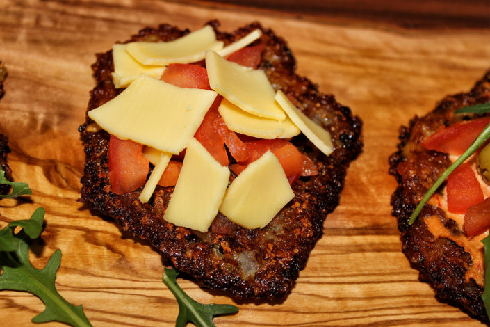Katroffelpuffer-Pizza mit veganen Käse - glutenfrei