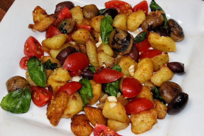 Oliven Kartoffelecken Salat mit Basilikum - vegan, glutenfrei & zuckerfrei