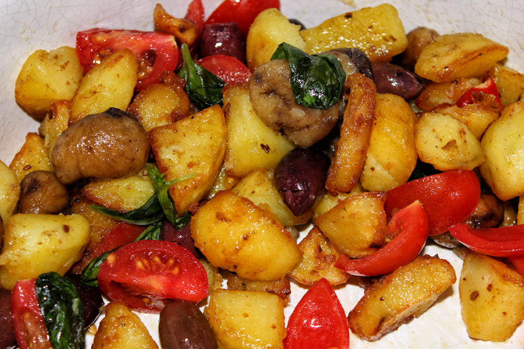 Basilikum-Kartoffelsalat mit frittierten Kartoffeln und Oliven | vegan