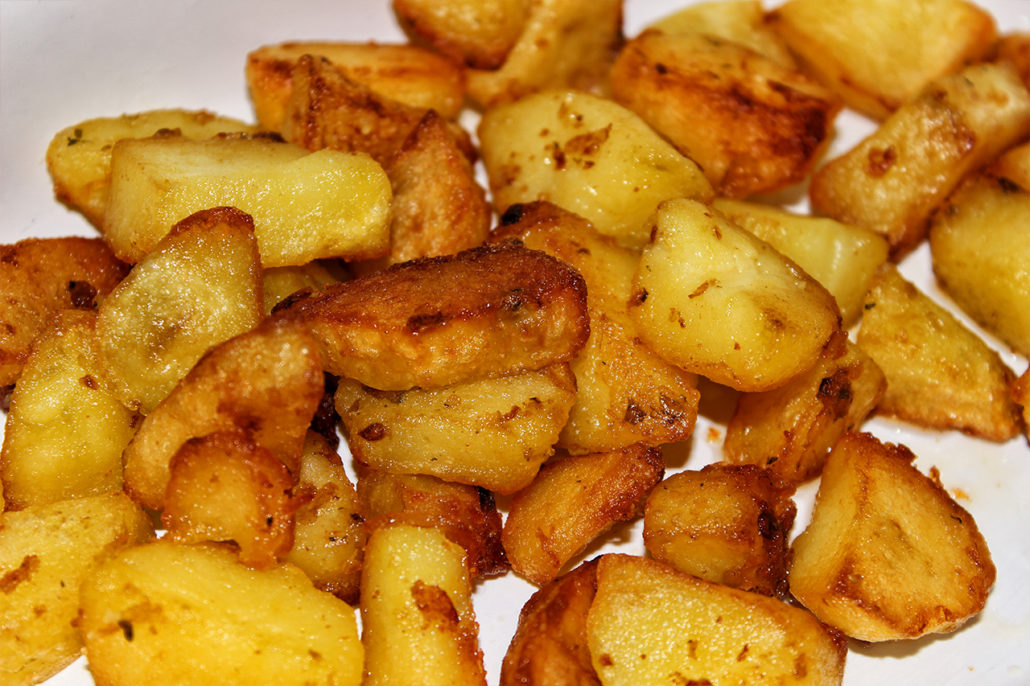 Basilikum-Kartoffelsalat mit frittierten Kartoffeln und Oliven | vegan