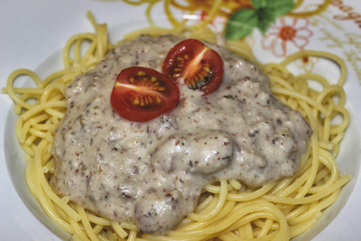 Vegane Spaghetti Carbonara mit Cashew-Käsesauce und Rauchmandeln - glutenfrei & zuckerfrei