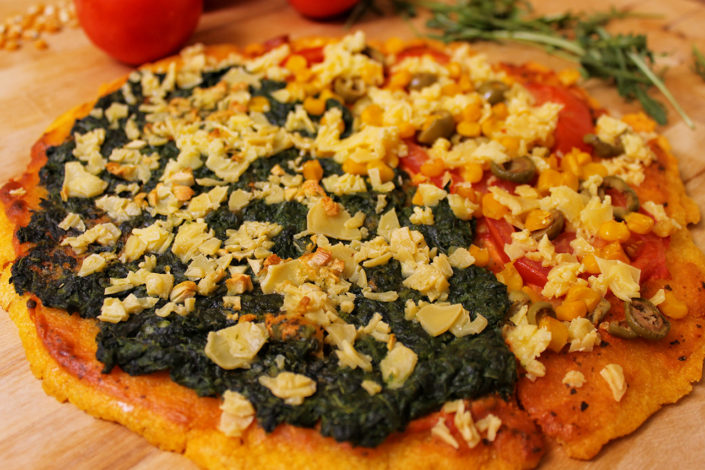 Vegane Pizza aus Maisgrieß - glutenfrei & ohne Hefe