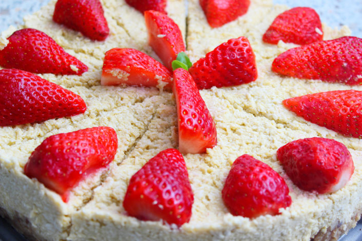 Sommerliche Kokostorte mit Erdbeeren - vegan, glutenfrei, zuckerfrei & rohkost